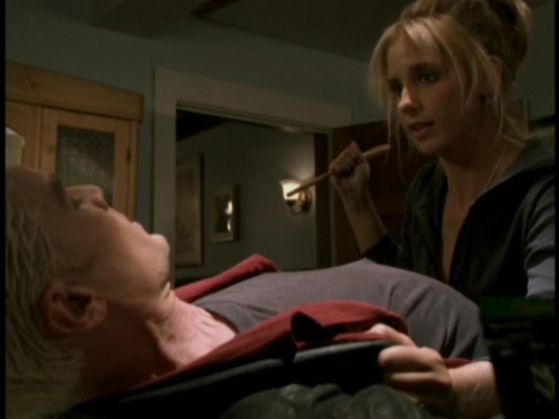James Marsters e Sarah Michelle Gellar in una scena dell'episodio'Il 