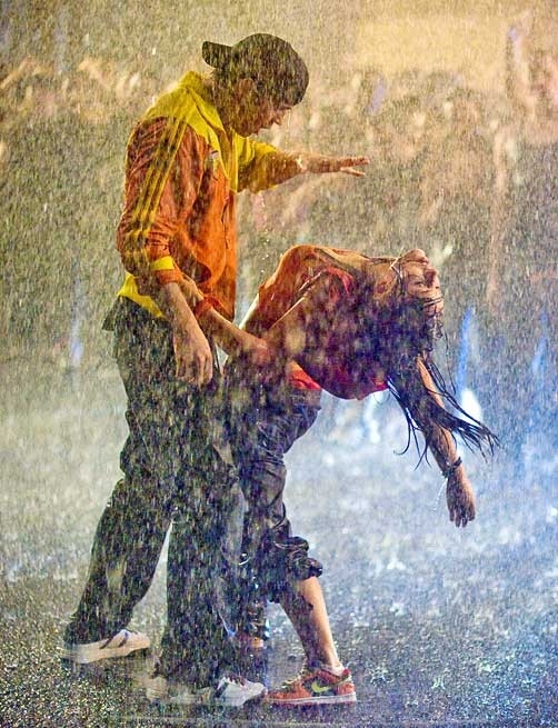Briana Evigan e Robert Hoffman ballano sotto la pioggia in una scena di Step