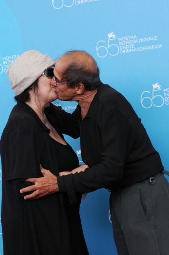 Venezia 2008 Adriano Celentano bacia sua moglie Claudia Mori