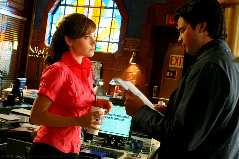 Tom Welling e Erica Durance in una scena dell'episodio'Instinct' 