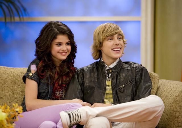 Selena Gomez e Cody Linley in una scena dell'episodio Che genere di amici