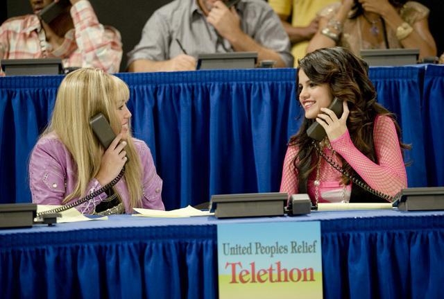 Selena Gomez e Miley Cyrus in una scena dell'episodio Che genere di amici 