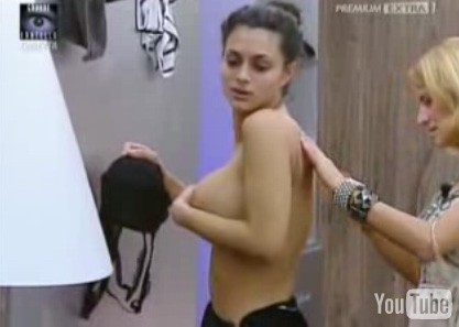 Grande Fratello 2009 Cristina Del Basso si copre il seno nudo