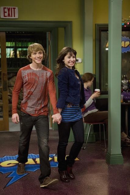 http://images.movieplayer.it/2009/05/11/sterling-knight-e-demi-lovato-nell-episodio-sonny-with-a-chance-of-dating-di-sonny-tra-le-stelle-116409.jpg