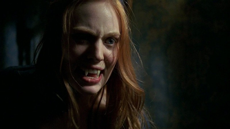 La vampira Jessica Deborah Ann Woll sfodera le zanne per mettere a tacere 
