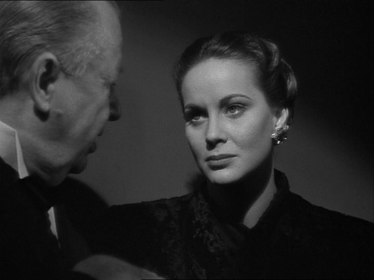 Charles Laughton e Alida Valli in una scena del film Il caso Paradine 1947
