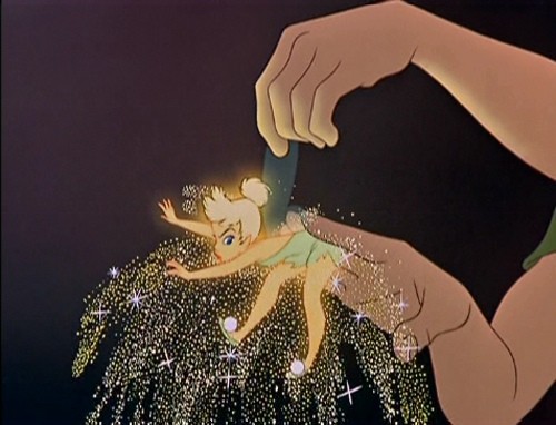 La mano della protagonista tiene la fata Trilli in una scena de Le avventure di Peter Pan