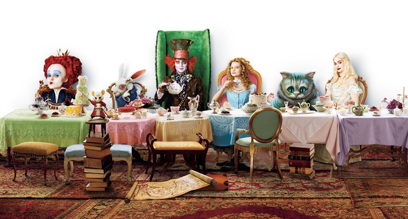 Una immagine promozionale del film Alice in Wonderland con Helena Bonham Carter, Johnny Depp e Anne Hathaway