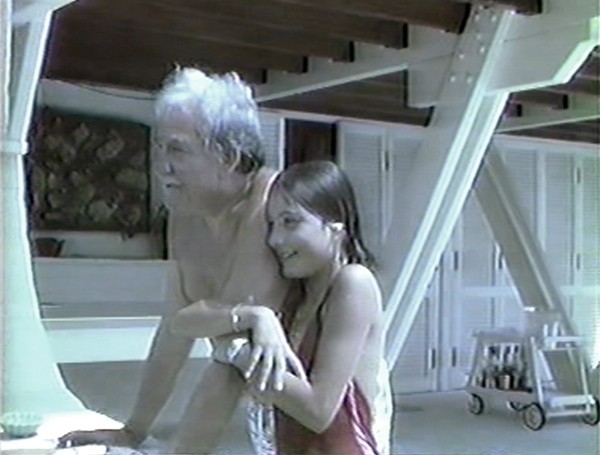 Maria Sole e Ugo Tognazzi in una scena in Super 8 tratta dal documentario 