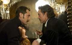 Jude Law e Robert Downey in una scena di Sherlock Holmes: Gioco di ombre