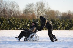 François Cluzet e Omar Sy si divertono sulla neve in una scena del film Intouchables