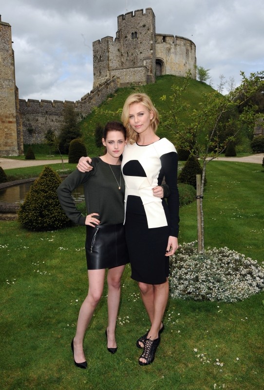 Biancaneve e il cacciatore: Charlize Theron e Kristen Stewart durante il photocall del film tenutosi presso l'Arundel Castle in West Sussex, Inghilterra